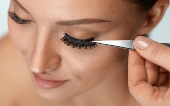 Anwendung falscher Wimpern