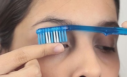 Curvatura delle ciglia con lo spazzolino da denti