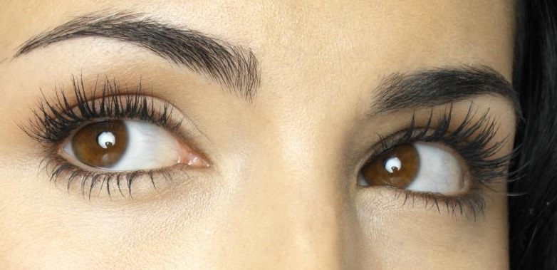 How to Curl Your Eyelashes Without an Eyelash Curler