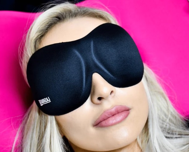 Dormir avec un masque pour les yeux et des extensions de cils