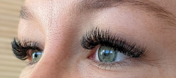 eyelash extensions ennemy