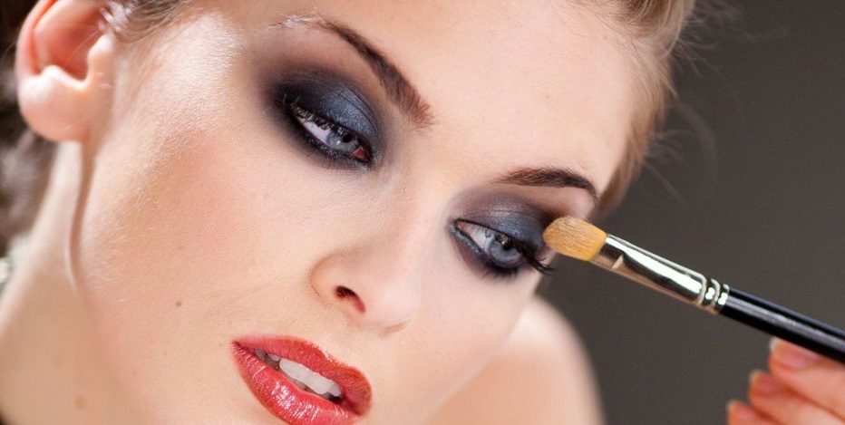 wear eyeshadow with lash extensions